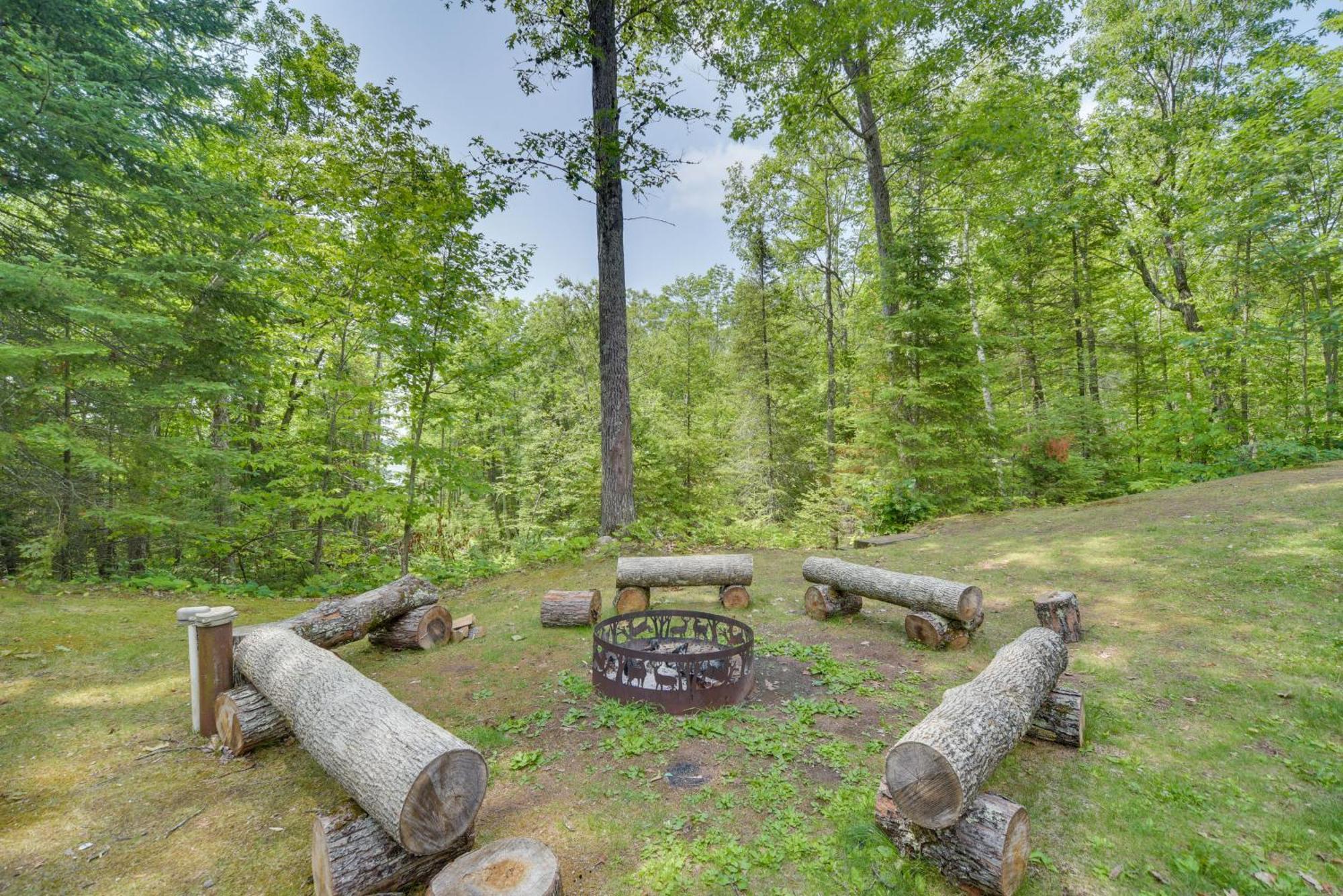 Scenic Hayward Lake View Retreat With Fire Pit Eksteriør billede